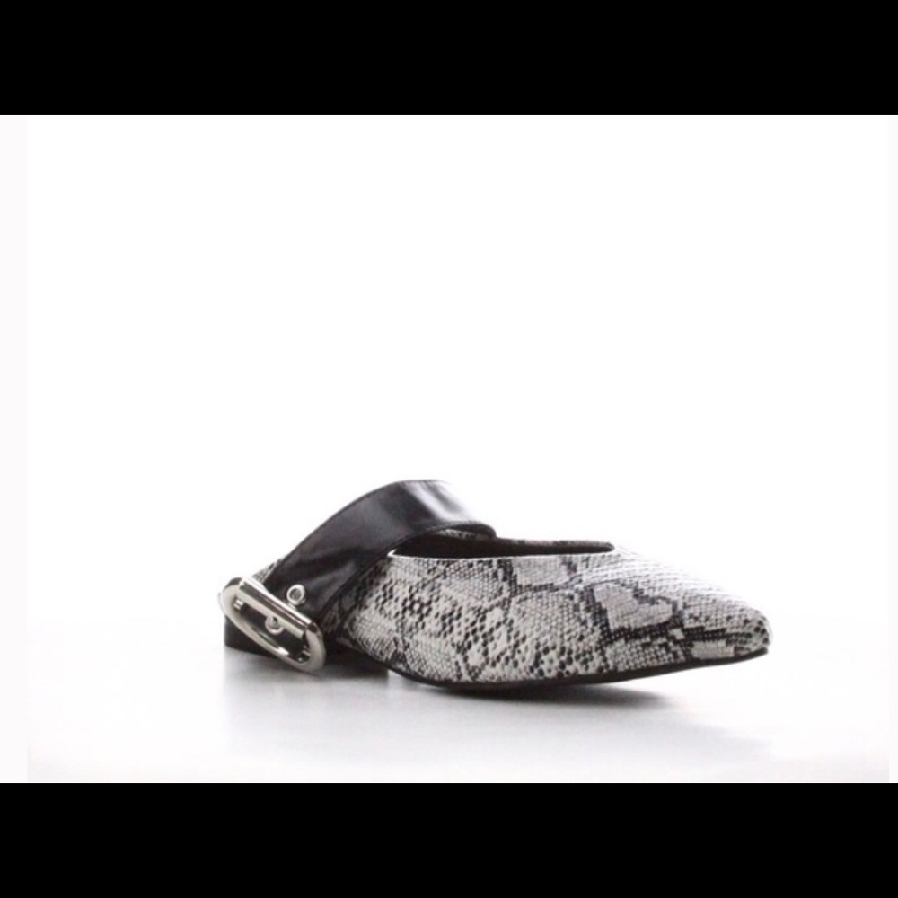 Ladies Pointed toe flat slides. Snake skin color - Picture 4 of 7